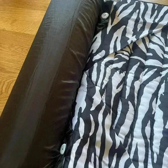 Beautiful long yoga mum with a pillow to sided black and zebra print lightweight - Picture 3 of 11